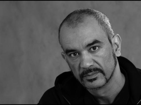 Lucio Hernández: «Mi oficio es el de contar historias&#8230;»