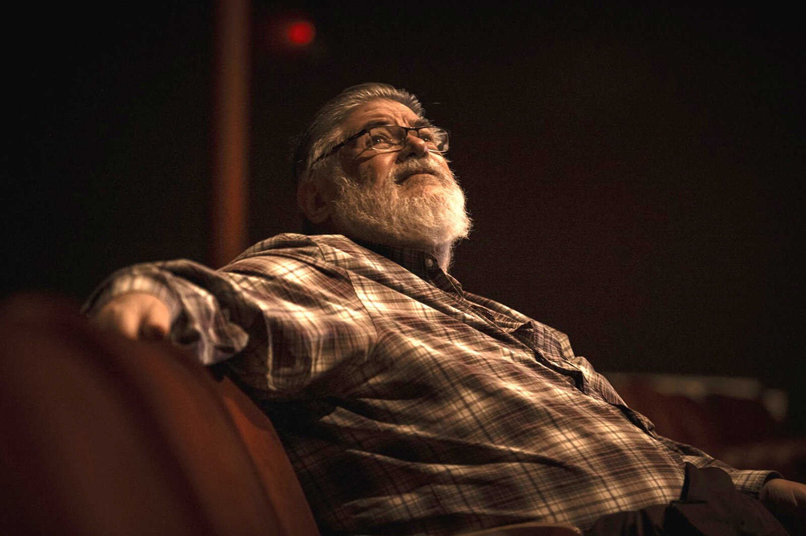 Alfredo Goldstein: “Los universos paralelos, esa es la exploración de Belbel en esta obra…, pero nunca abandona la sensibilidad, el humor y la incapacidad de entender qué pasa en nuestra mente y en nuestros recuerdos”